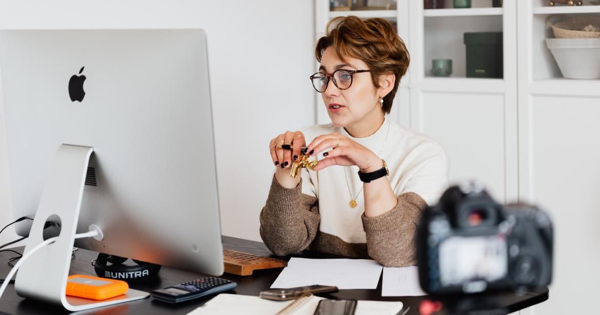 Woman in front of the computer